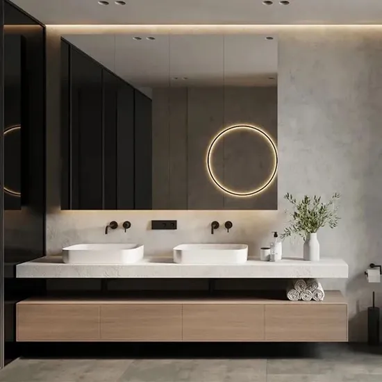 Moderner, einfacher, an der Wand montierter Badezimmerschrank aus massivem Holz