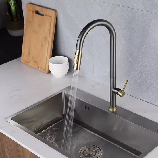 Ausziehbarer Küchenspülenhahn aus massivem Messing